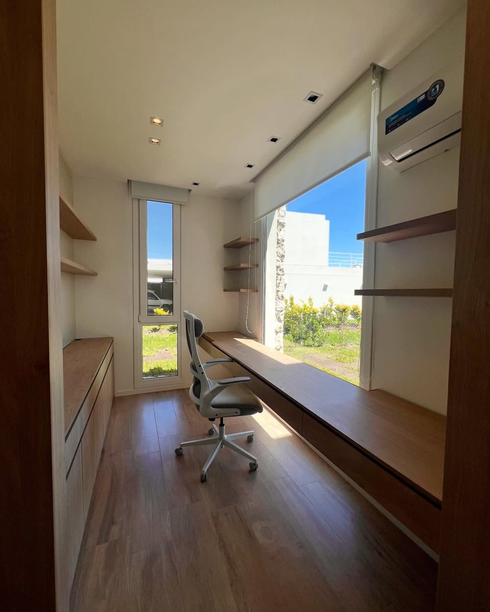 Escritorio volado frente a la ventana
