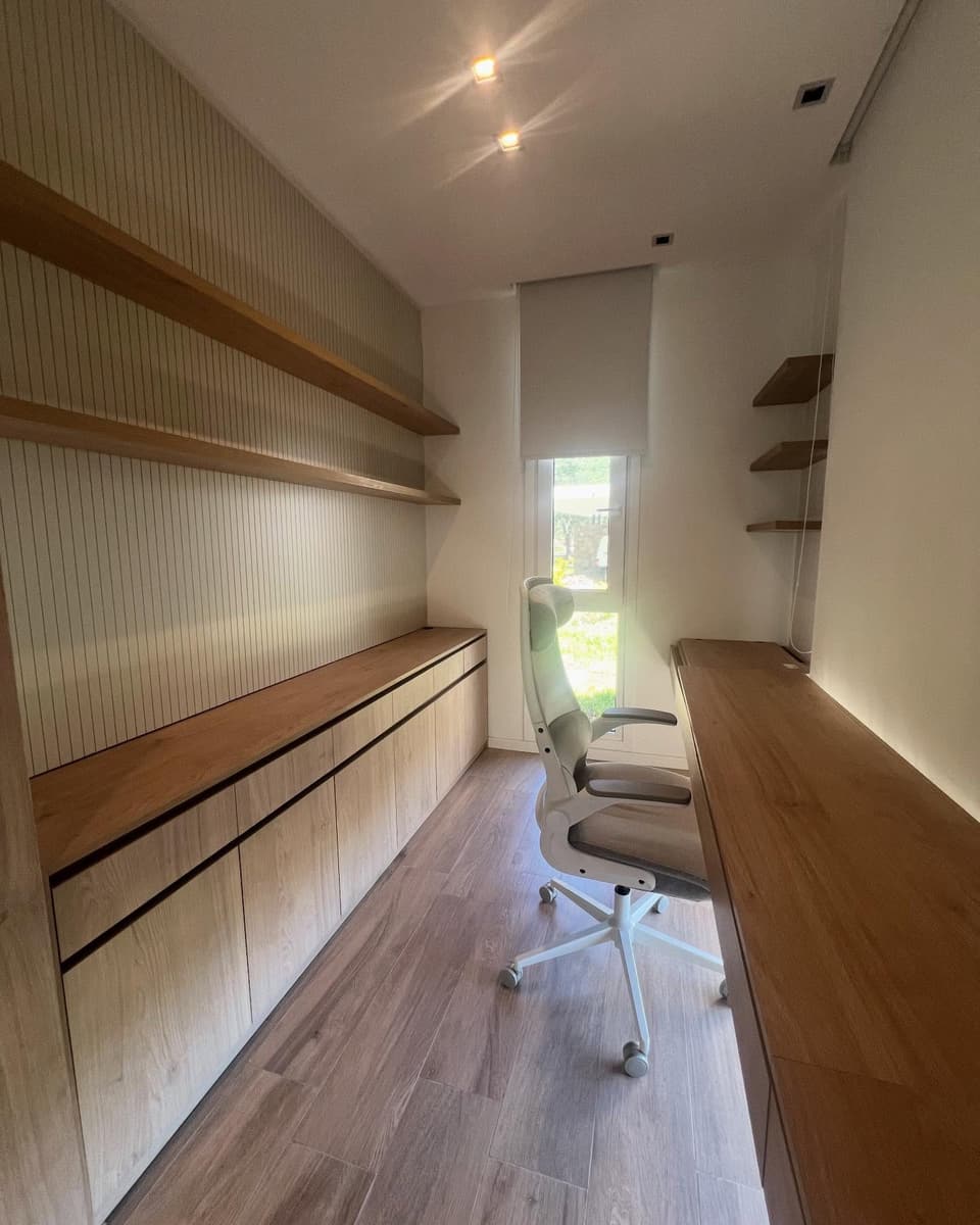 Estudio con escritorio de madera a medida